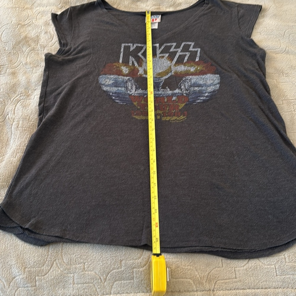 Junk Food Kiss World Tour V-Neck Tee - Large - Picture 6 of 7
